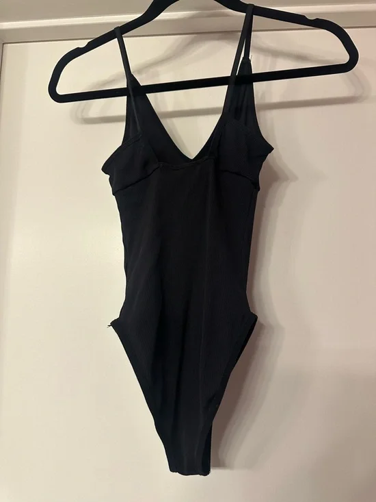 Black Ribbed V‑Neck Strappy Bodysuit - Picture 5 of 7